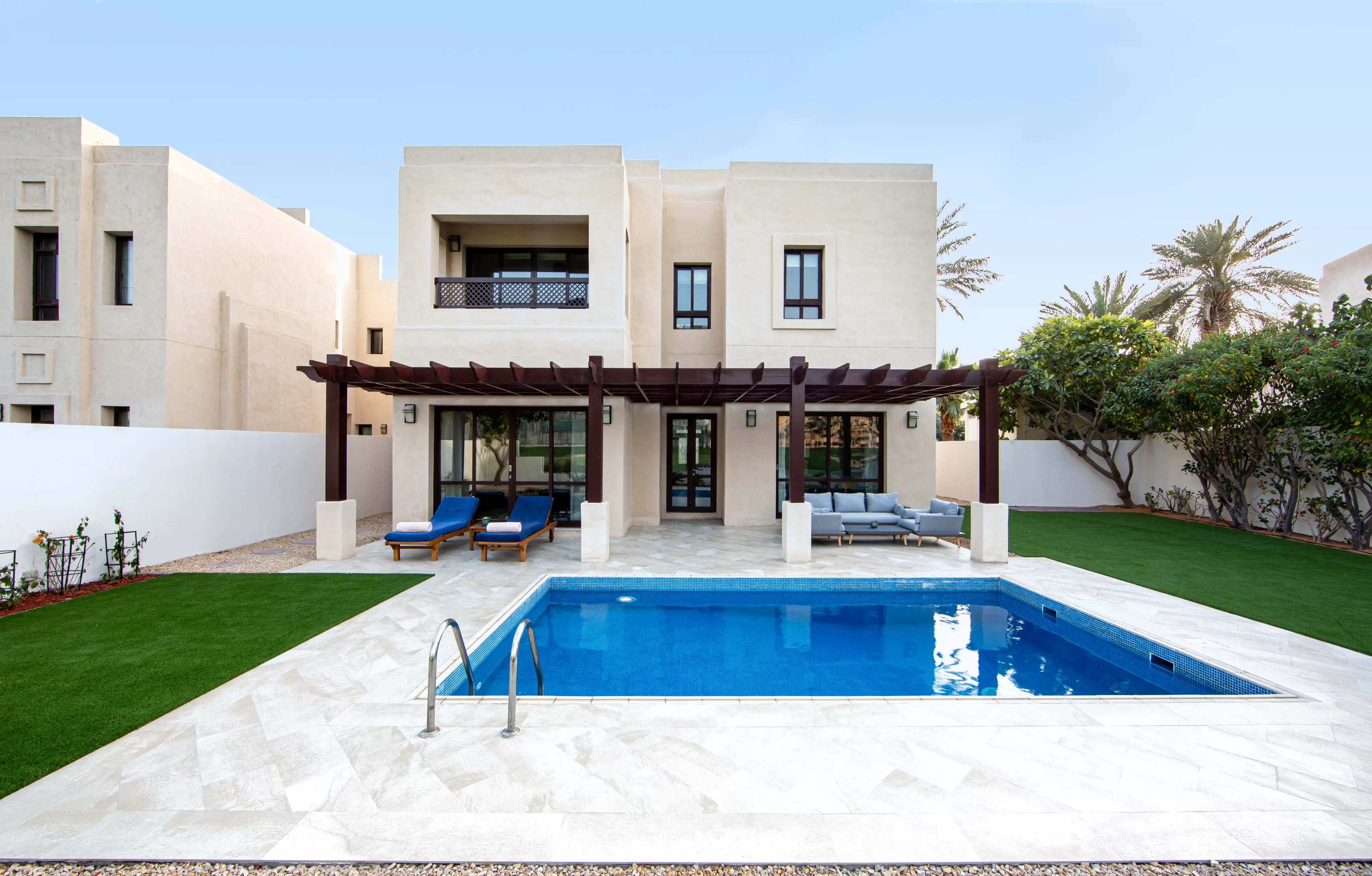 Lifestyle-Villa-Exterior-Pool-Shot